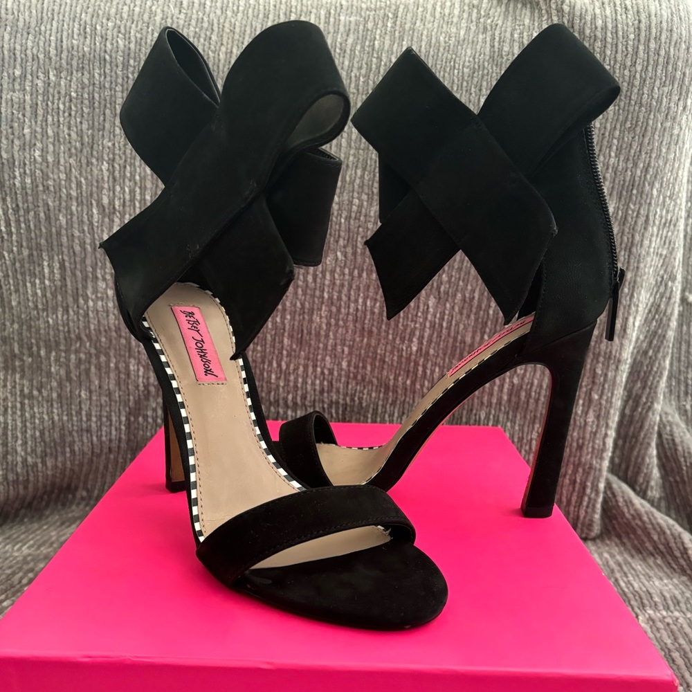 Betsy Johnson Bow heel size 8